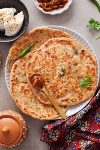 Mooli ke paratha with pickle & curd